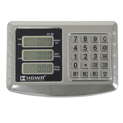 Nahaufnahme des Bedienpanels mit drei LCD-Anzeigen und Tastenfeld