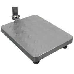 Schräge Ansicht der Metallplattform mit rutschfesten Füßen