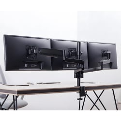 Drei Monitore montiert auf dem SolidHand-AS03 am Arbeitsplatz