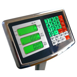 Nahaufnahme des LCD-Bedienfelds mit grün beleuchteten Anzeigen